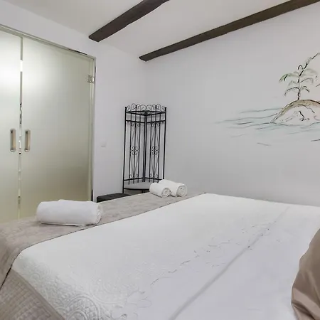 Cherry-Old Town Apartment *