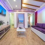 Cherry-old Town Apartment Split