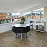 Cherry-old Town Apartment Split